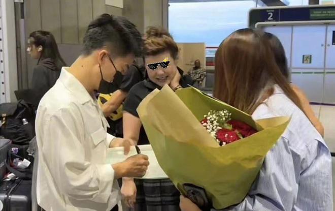 贾乃亮奥运会开幕式助威被淋透！董宇辉现身巴黎国外粉丝激动万分(图6)