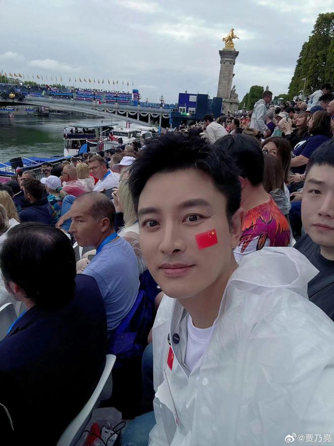 贾乃亮奥运会开幕式助威被淋透！董宇辉现身巴黎国外粉丝激动万分(图4)