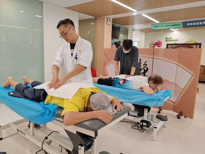 市民代表走进这家示范性社区康复中心……(图4)