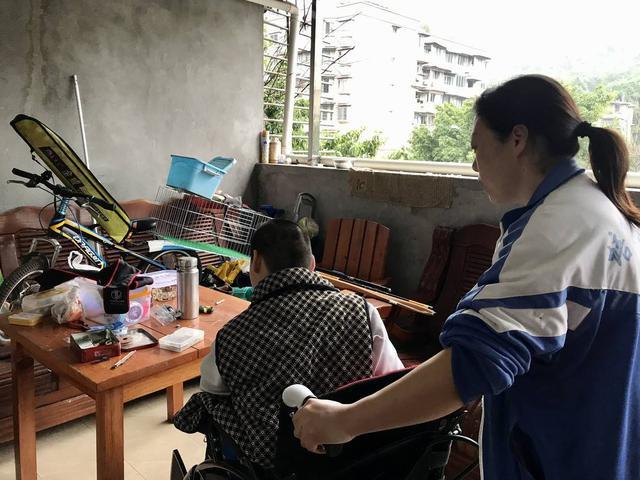 四川自贡为36名低保家庭的残疾未成年人发放康复辅助器具(图2)