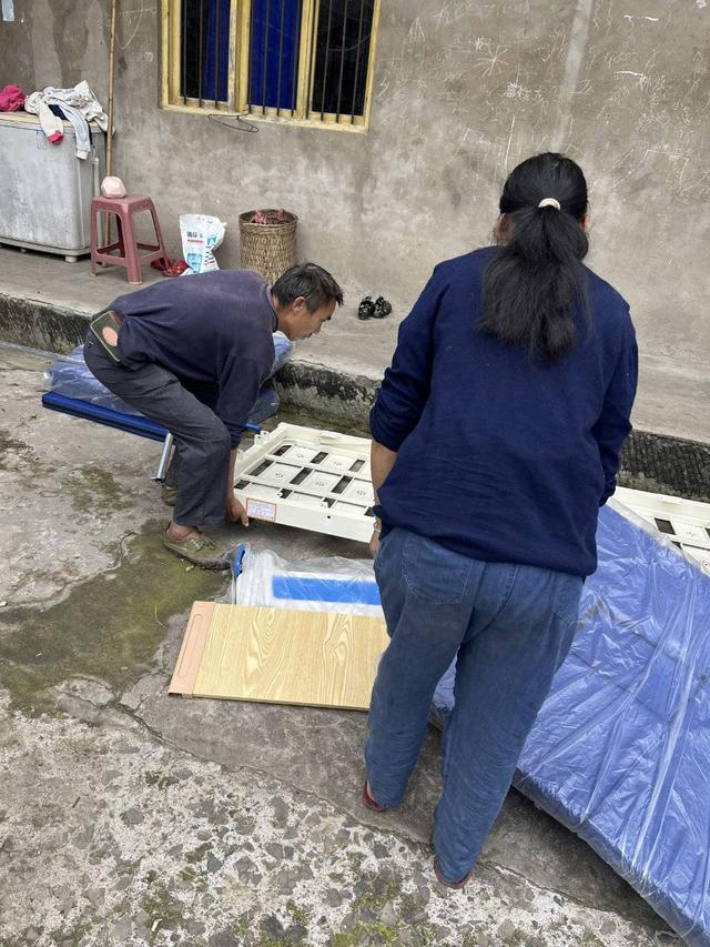 四川自贡为36名低保家庭的残疾未成年人发放康复辅助器具(图3)