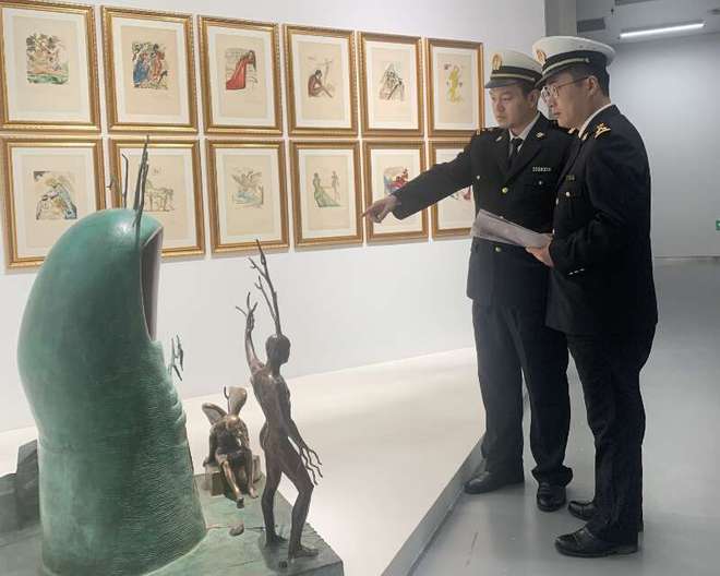 2024年上海外高桥保税区进出口总值再破万亿元药品和医疗器械占全市68%(图2)