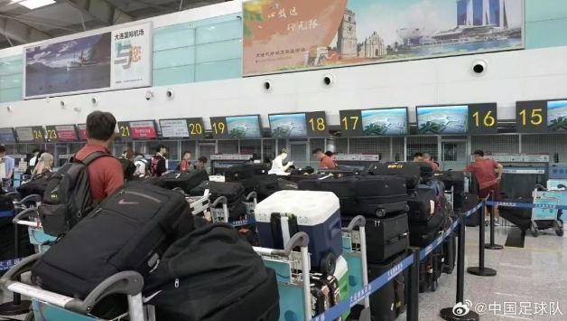 国足队员携带行李多？回应来了(图1)