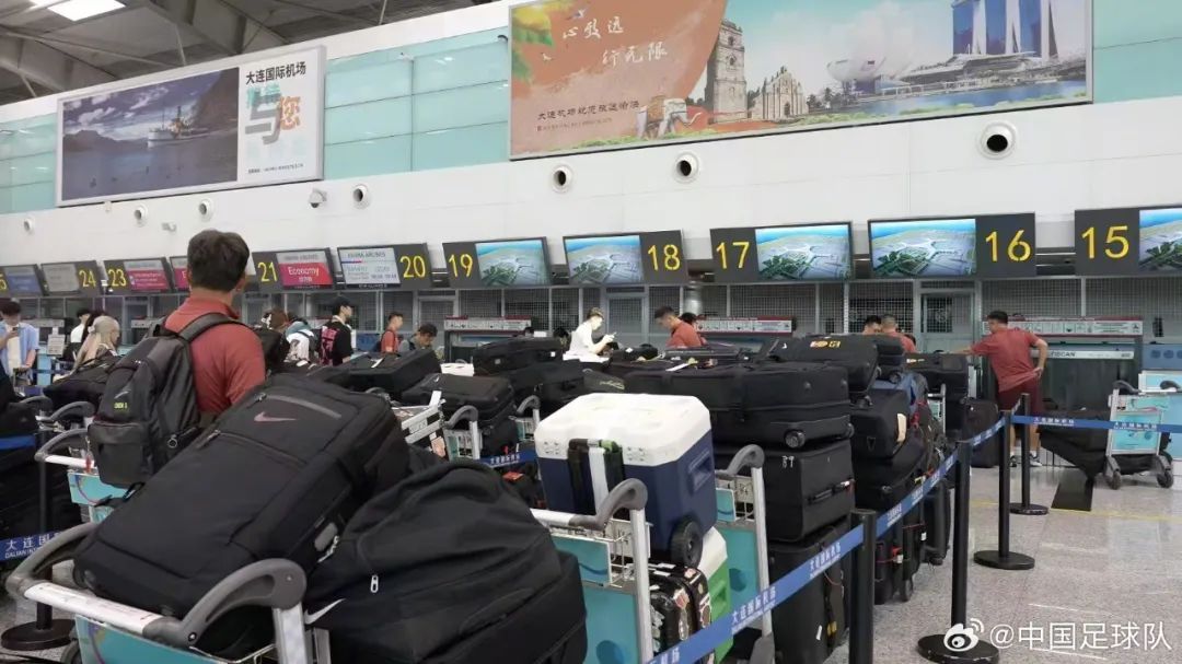中国男足“行李多”引关注回应(图1)