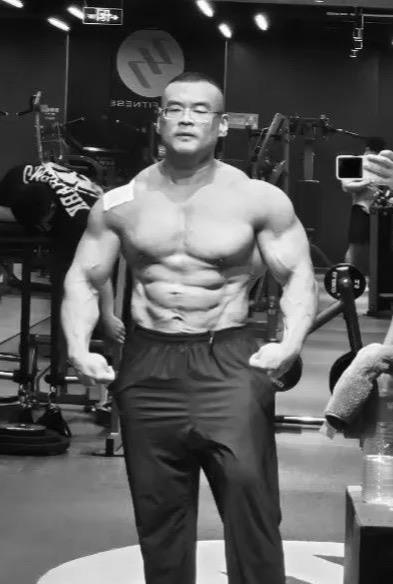 38岁健美选手刘一阳被曝离世系中山大学体育部副教授有业内人士曾发文悼念(图2)