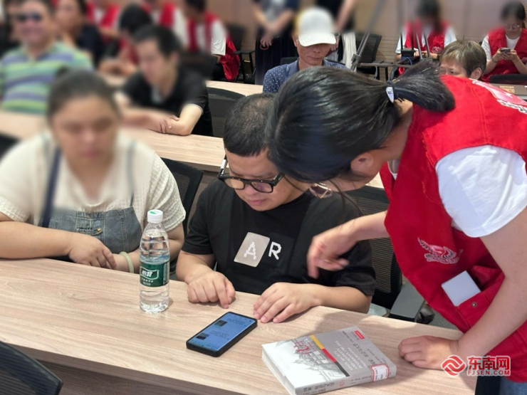 “贴心伙伴”上线福建解锁科技助盲新技能(图2)