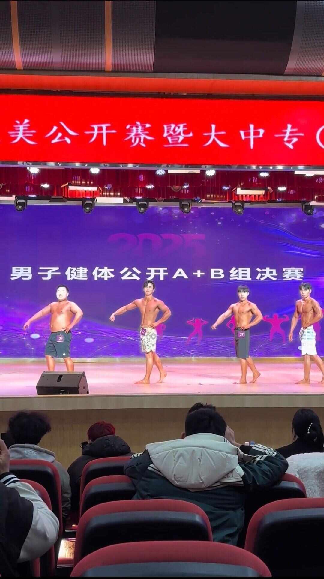 画风突变！健美比赛混入175斤“小胖子”：做健身行业9年吃得多练得少(图3)