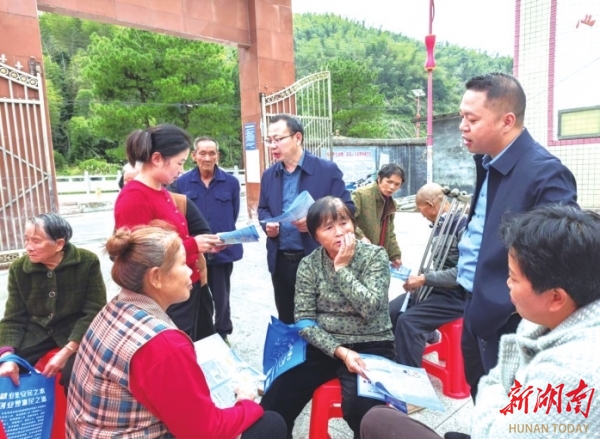 兜底线织密网蓝山擦亮“温暖人社”品牌@湖南日报观察头条(图2)