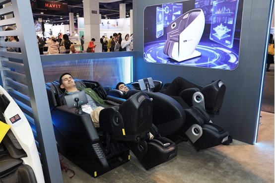 荣泰旗下品牌Aront亮相CES2026四款健康黑科技产品征服众多老外(图9)