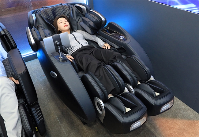 荣泰旗下品牌Aront亮相CES2026四款健康黑科技产品征服众多老外(图2)