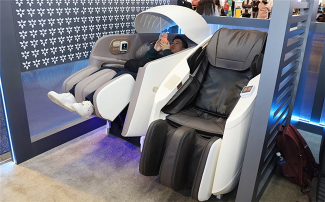 荣泰旗下品牌Aront亮相CES2026四款健康黑科技产品征服众多老外(图4)