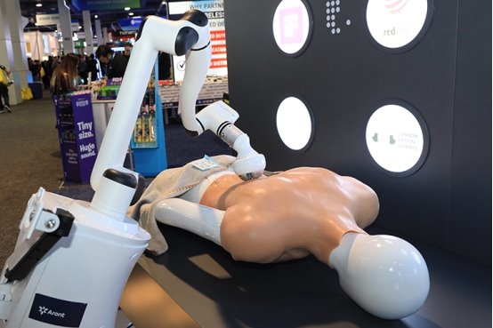 荣泰旗下品牌Aront亮相CES2026四款健康黑科技产品征服众多老外(图5)