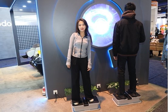 荣泰旗下品牌Aront亮相CES2026四款健康黑科技产品征服众多老外(图8)
