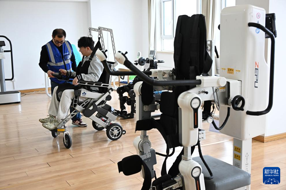 山东青岛：场景训练赋能康养机器人走进现实生活(图2)