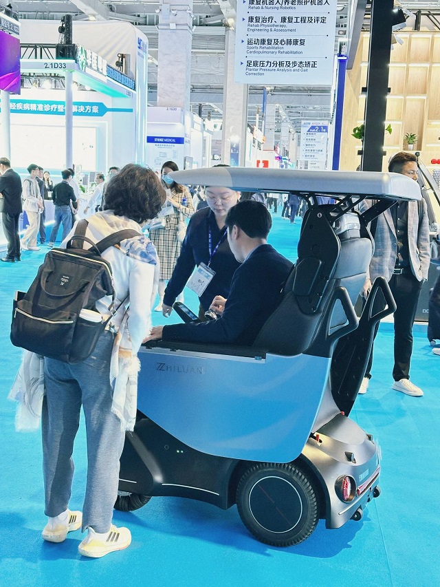 直击2026CMEF科大国创智能助行机器人爆火(图2)
