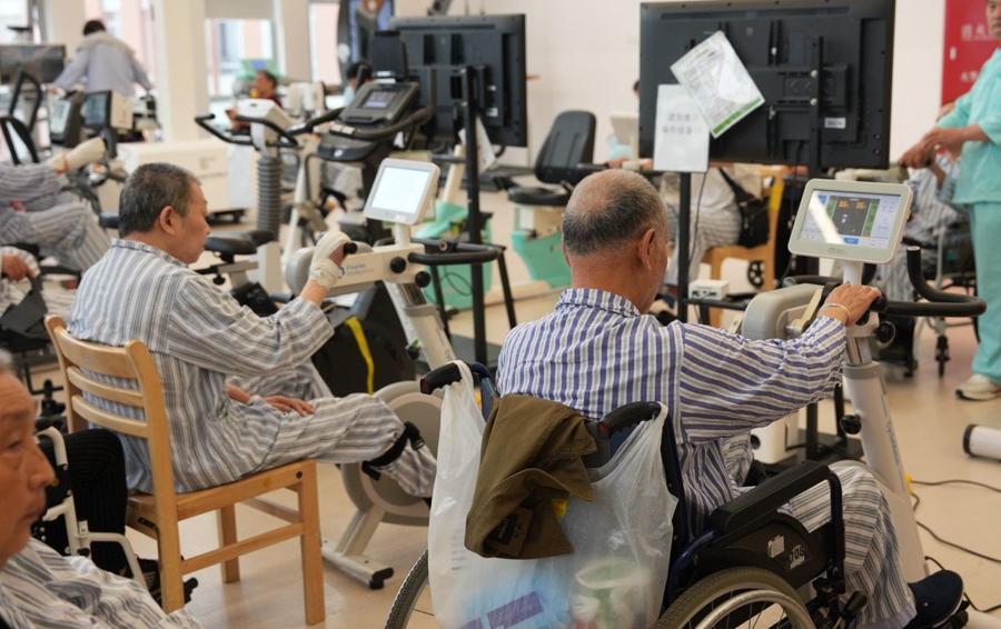 “一家一机”进入倒计时康复机器人已在医院、社区康复中心批量“上岗”(图1)